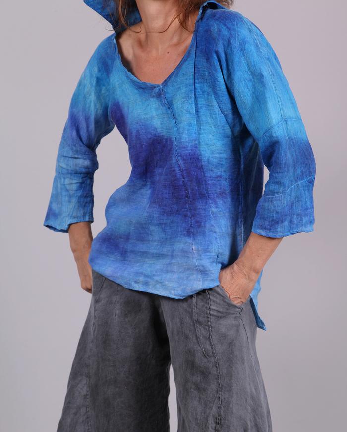 'brigthen the blues' Belgian linen distressed blouse