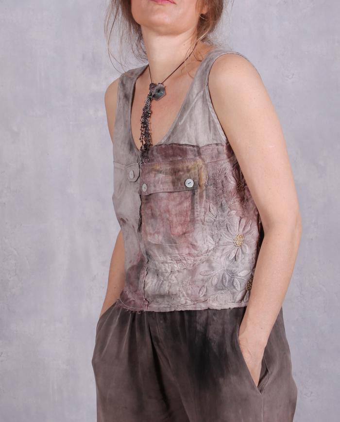 'over and under' distressed tank with pockets