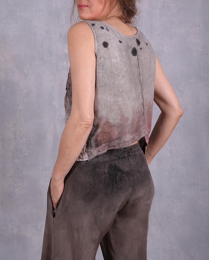 'over and under' distressed tank with pockets