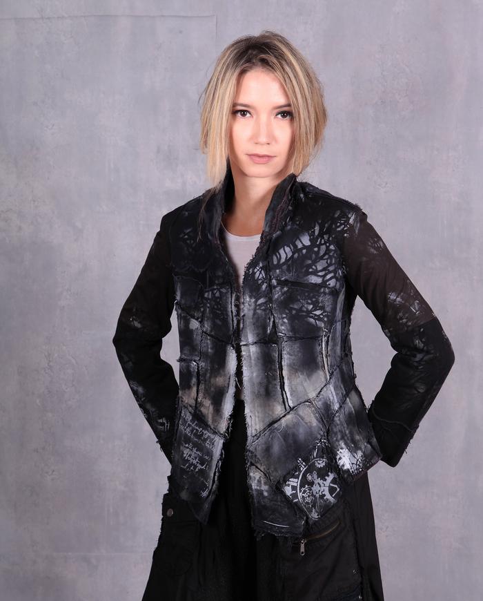 'like in a black and white movie' detailed fitted jacket