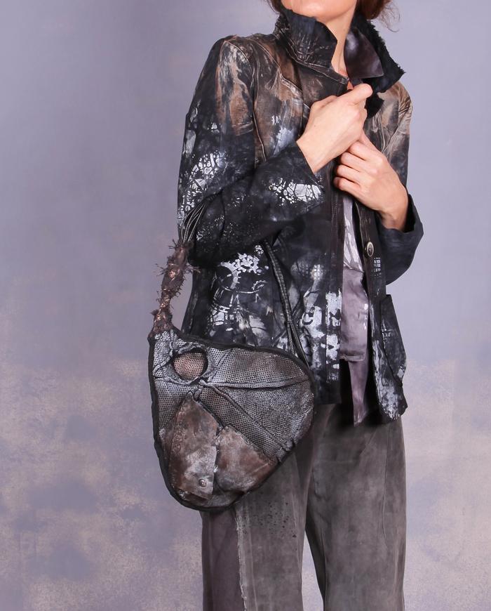 'a small convenient teardrop' detailed purse/shoulder bag