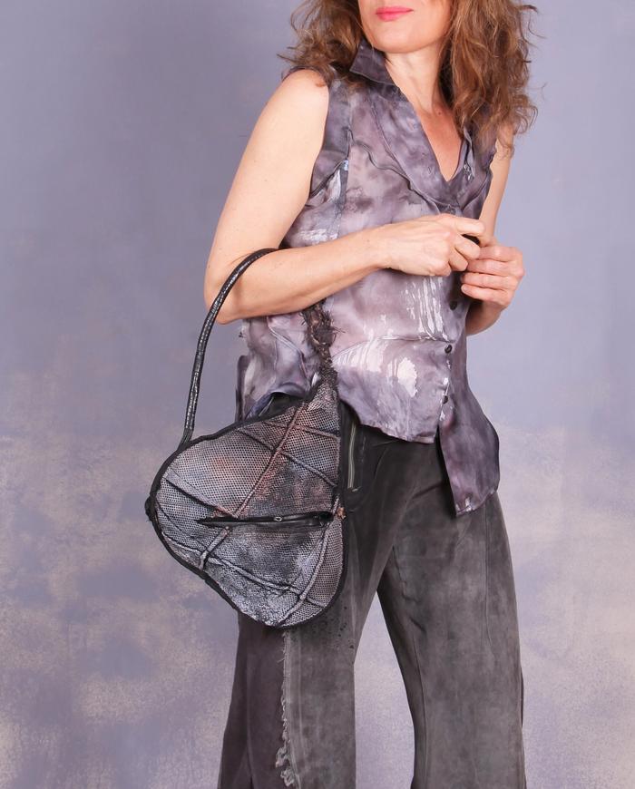 'a small convenient teardrop' detailed purse/shoulder bag