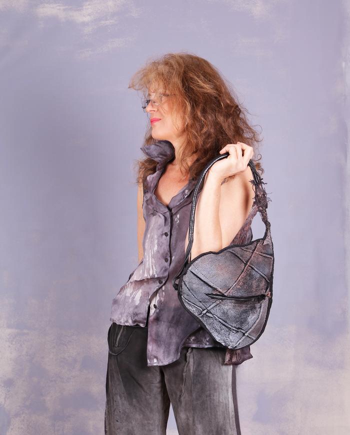 'a small convenient teardrop' detailed purse/shoulder bag