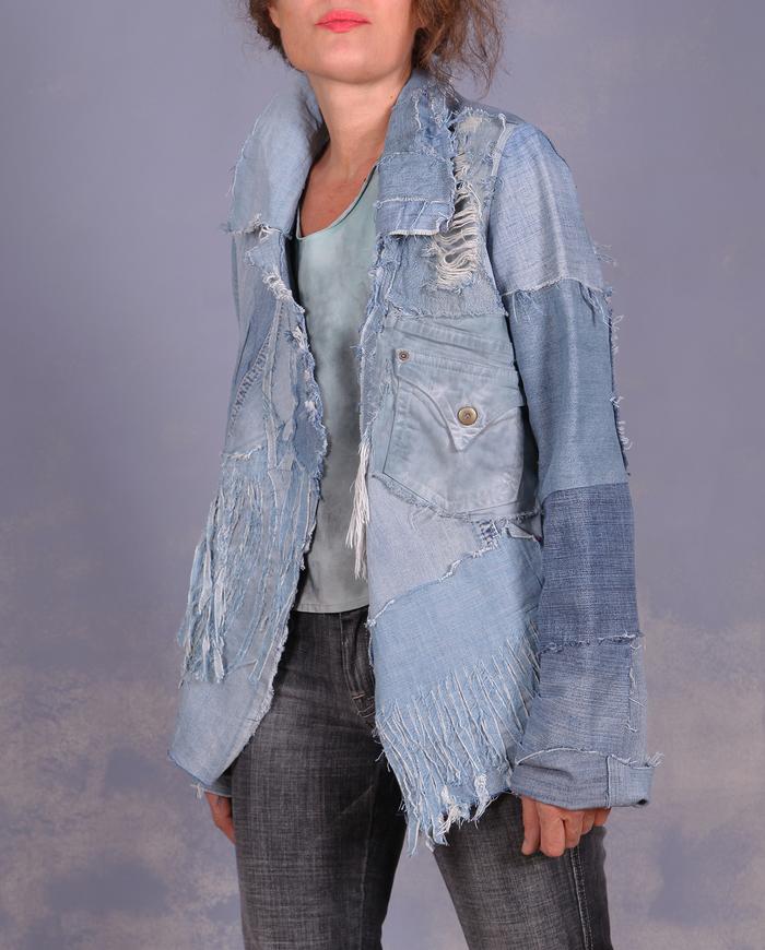 'pas une cow-girl' light blue detailed denim jacket