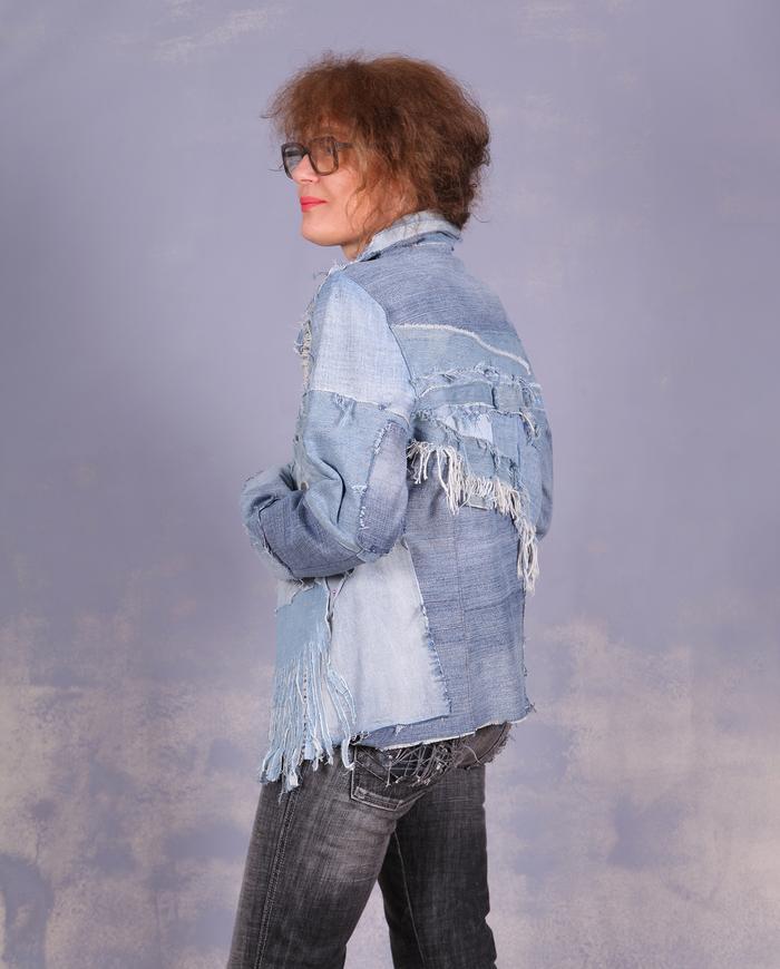 'pas une cow-girl' light blue detailed denim jacket