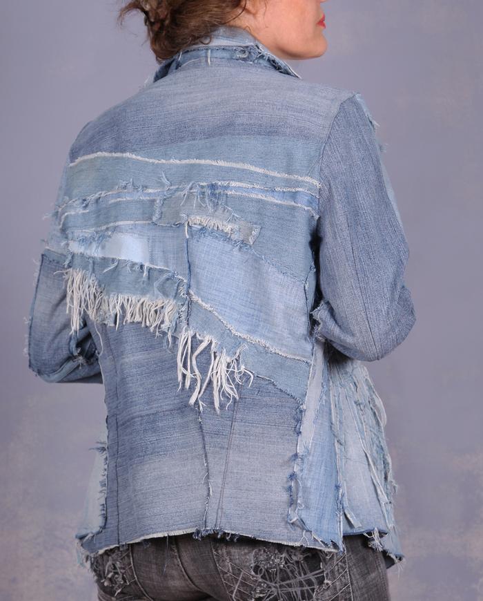 'pas une cow-girl' light blue detailed denim jacket