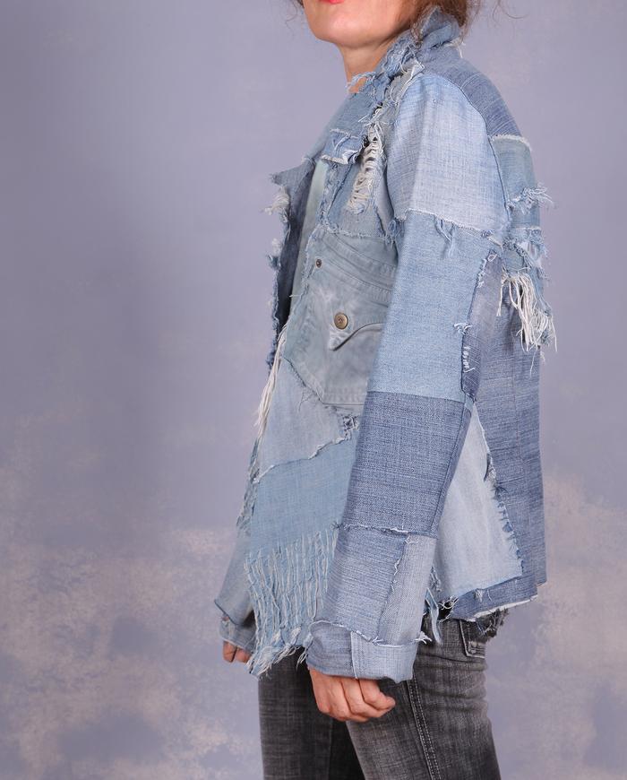 'pas une cow-girl' light blue detailed denim jacket