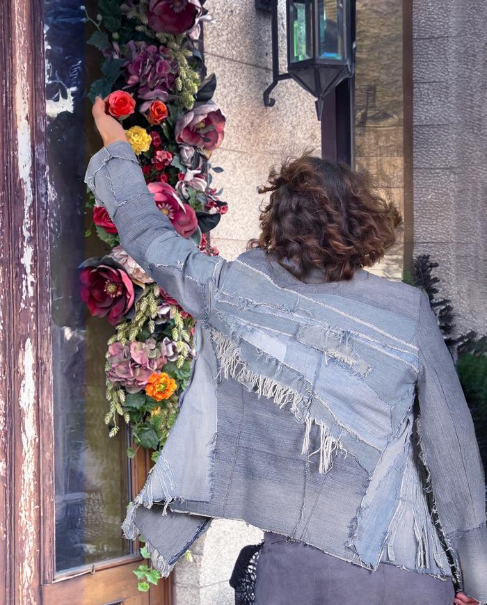 'pas une cow-girl' light blue detailed denim jacket