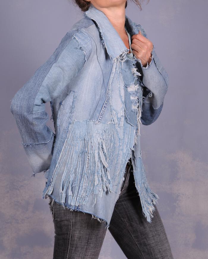 'pas une cow-girl' light blue detailed denim jacket