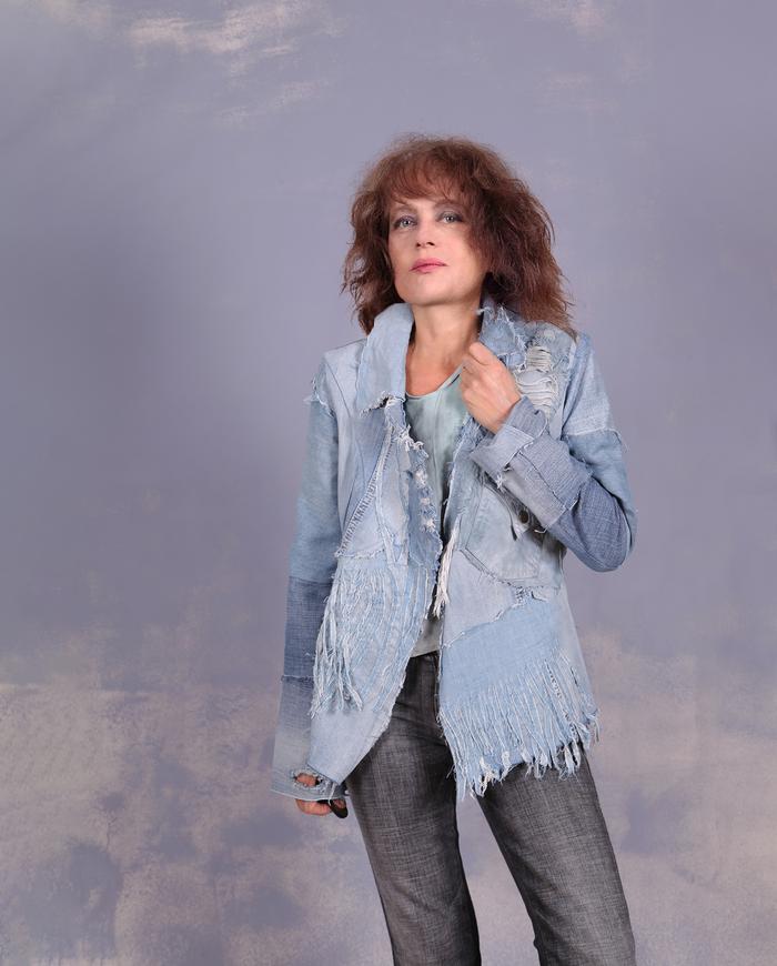 'pas une cow-girl' light blue detailed denim jacket