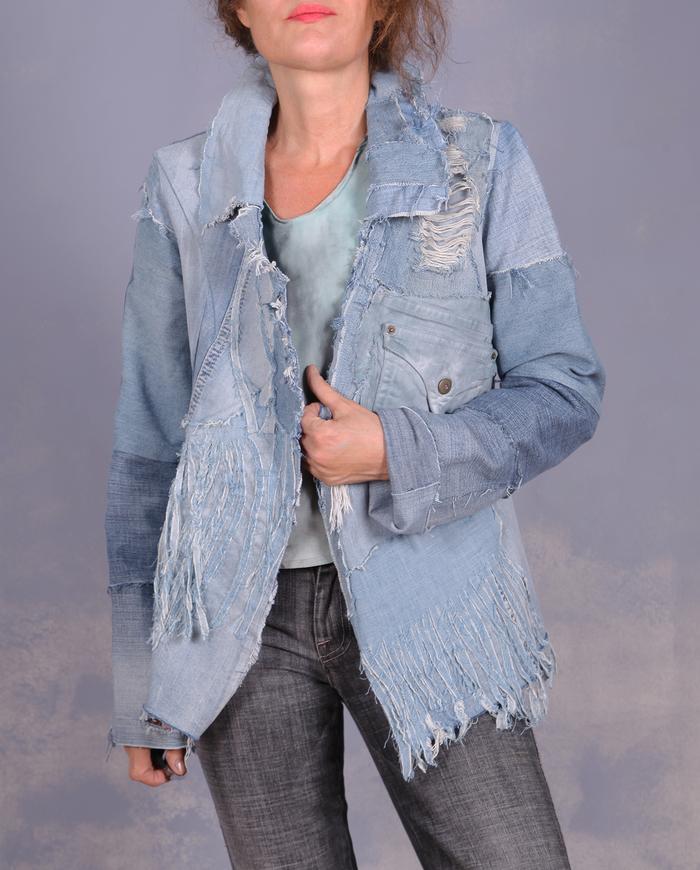 'pas une cow-girl' light blue detailed denim jacket
