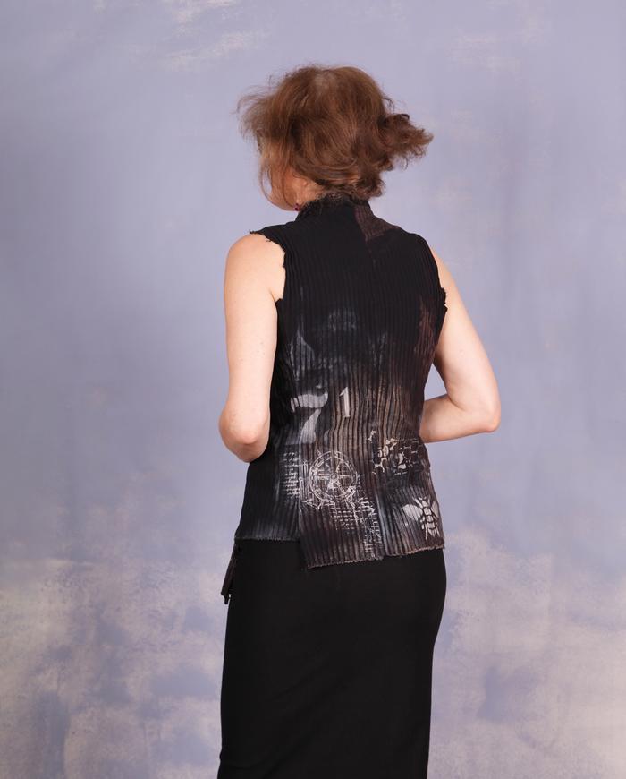 'gracefully sculptural' fitted stretch modern top