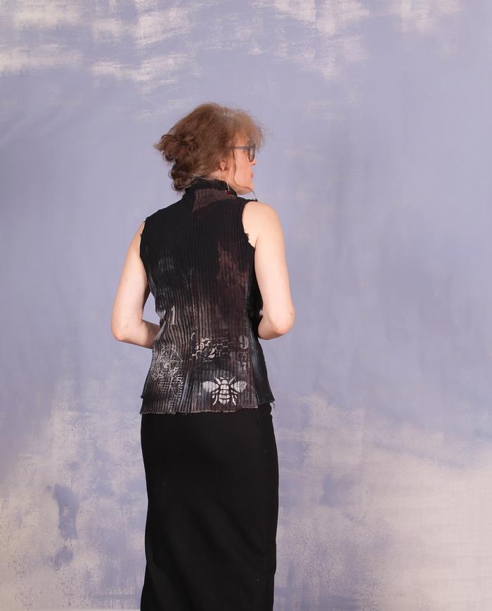 'gracefully sculptural' fitted stretch modern top