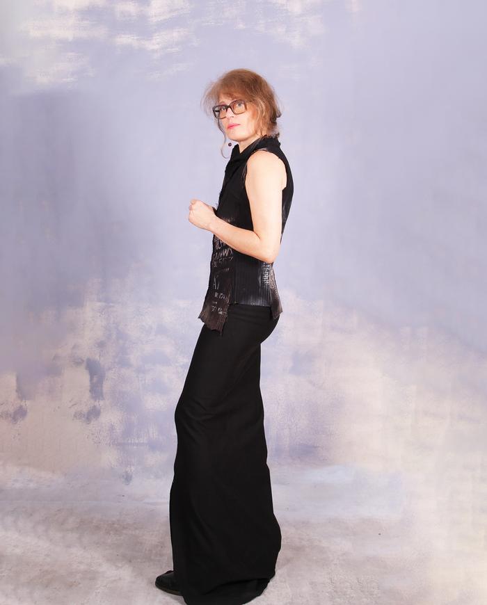 'gracefully sculptural' fitted stretch modern top