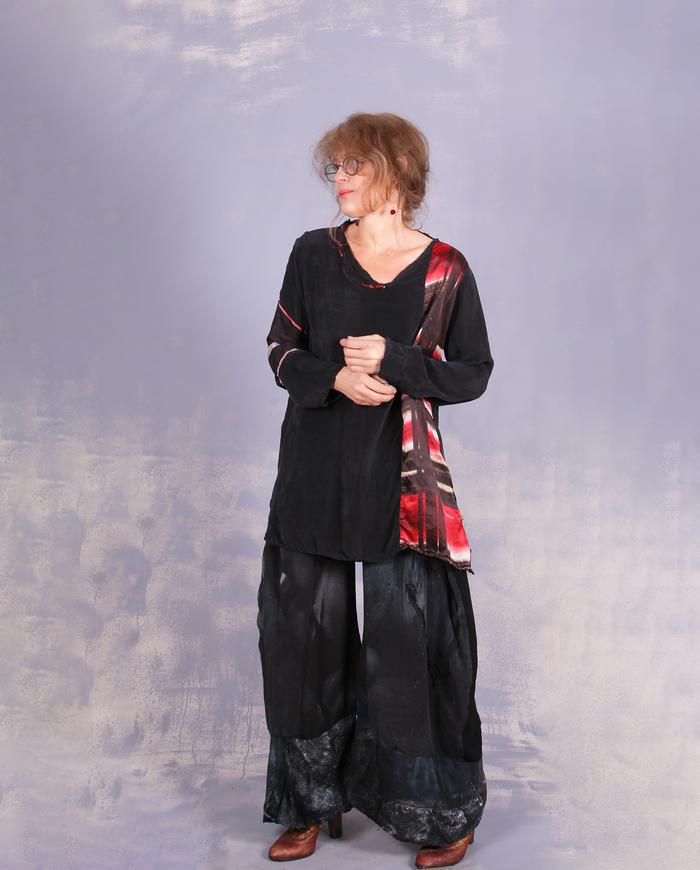 'black out to red: story No.1' art blouse