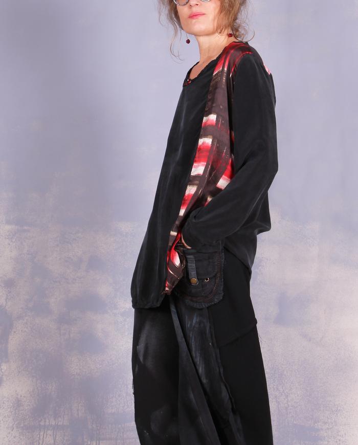 'black out to red: story No.1' art blouse