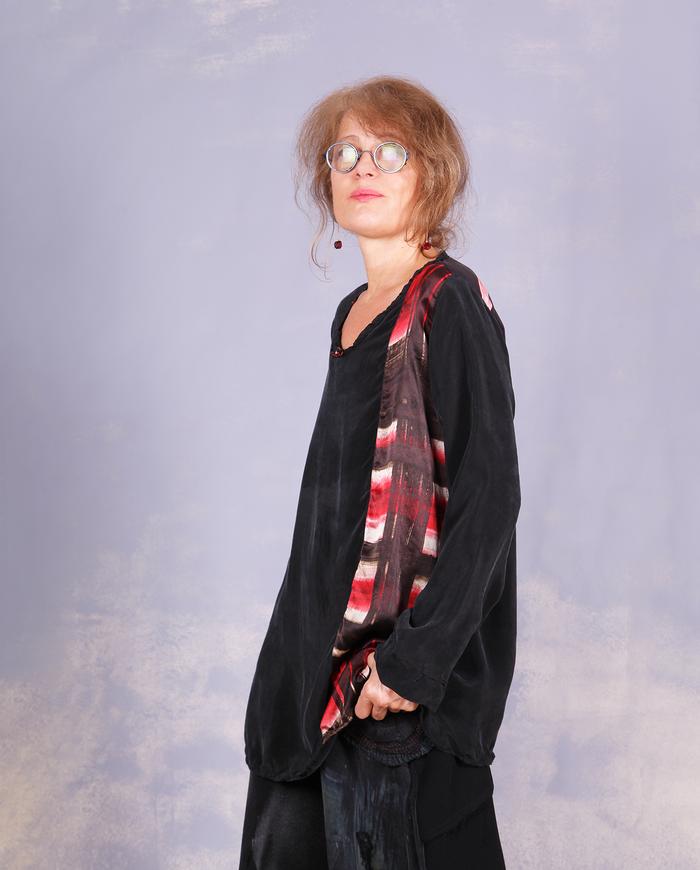 'black out to red: story No.1' art blouse