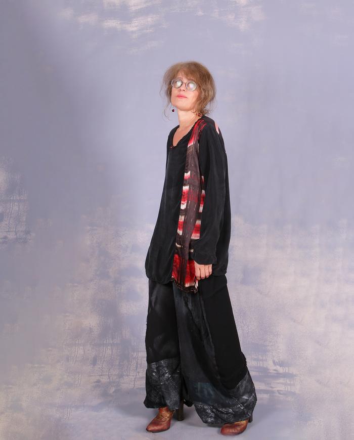 'black out to red: story No.1' art blouse