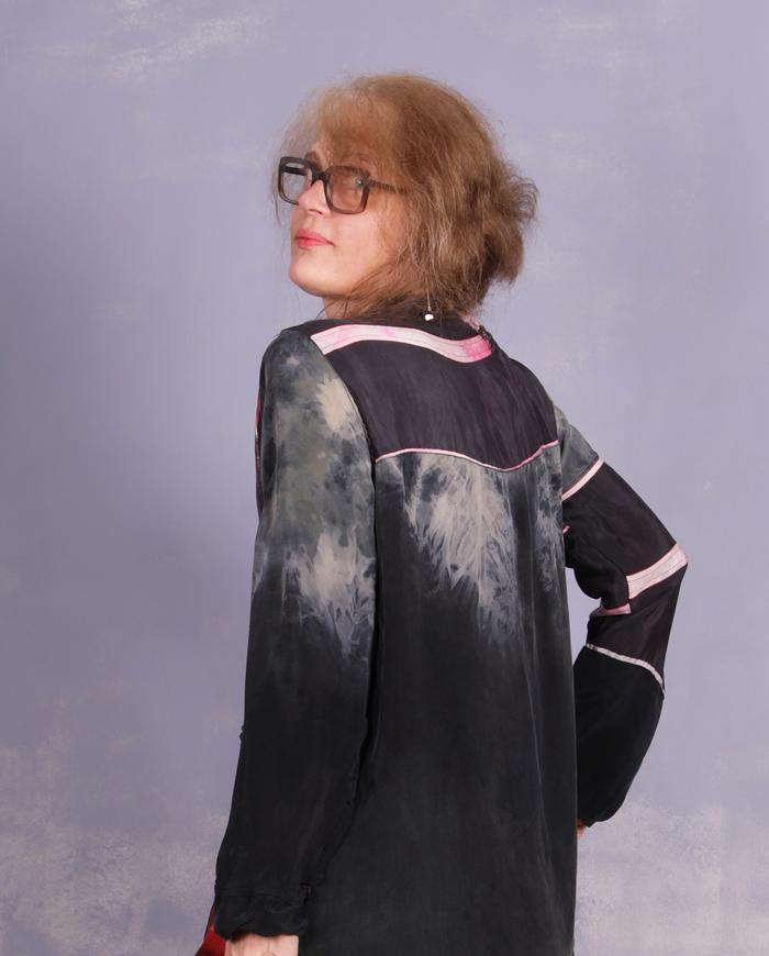 'black out to red: story No.1' art blouse