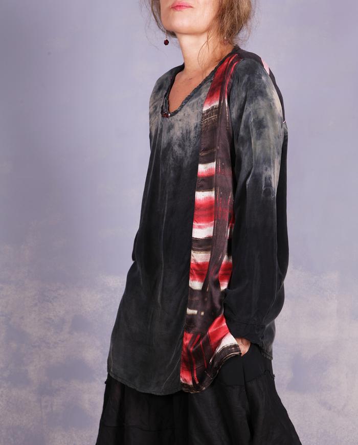 'black out to red: story No.1' art blouse