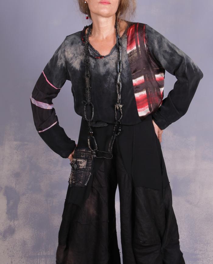 'black out to red: story No.1' art blouse