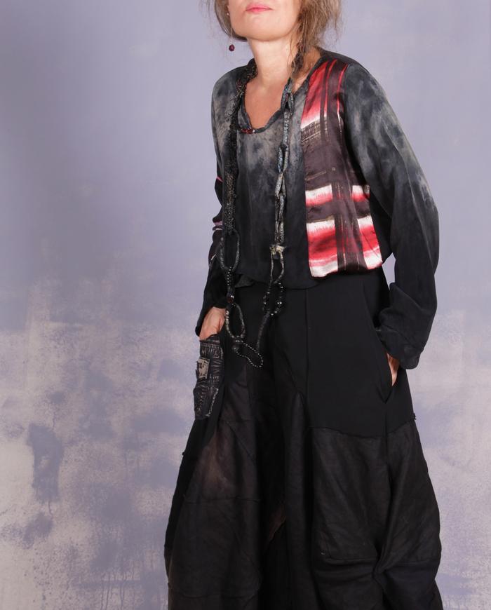 'black out to red: story No.1' art blouse