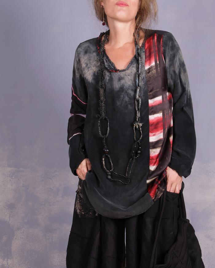 'black out to red: story No.1' art blouse