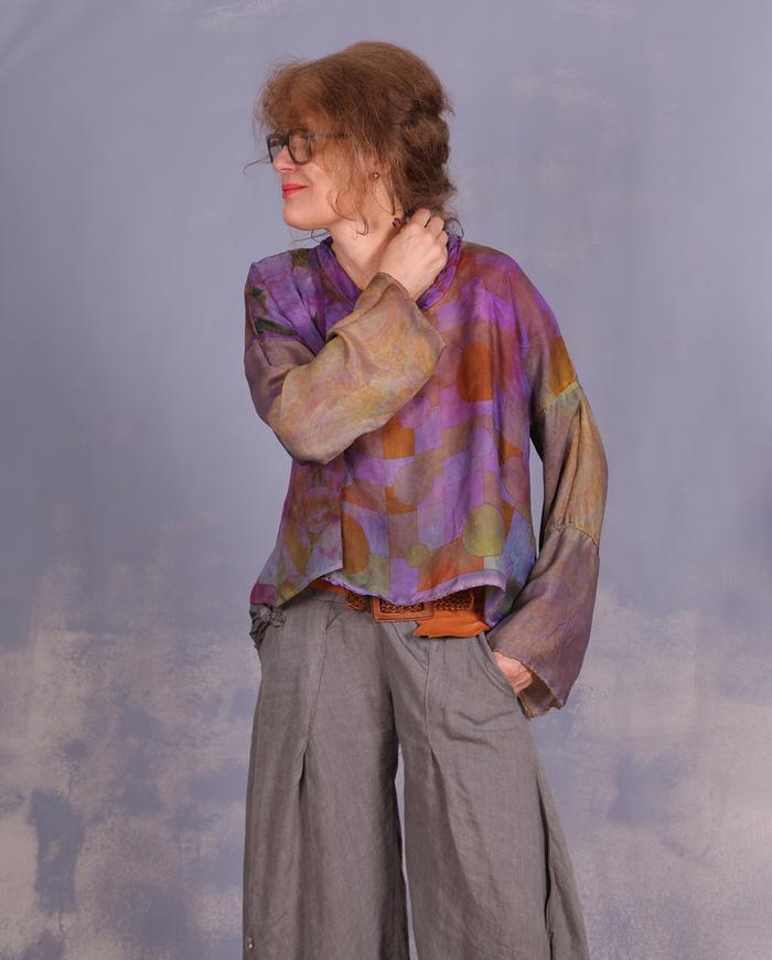 'under many op-art suns' lightweight one size silk blouse