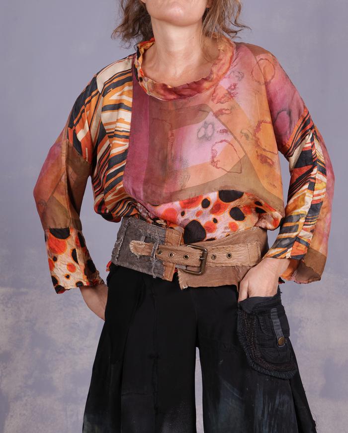 'ancient cobblestone' detailed leather art belt