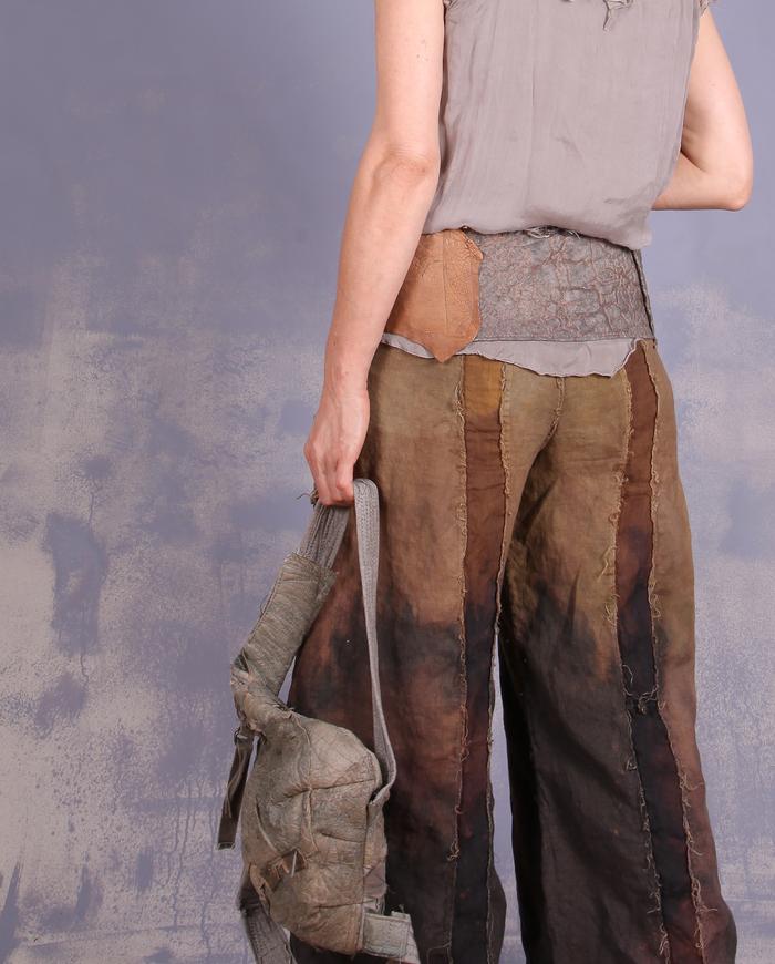 'ancient cobblestone' detailed leather art belt