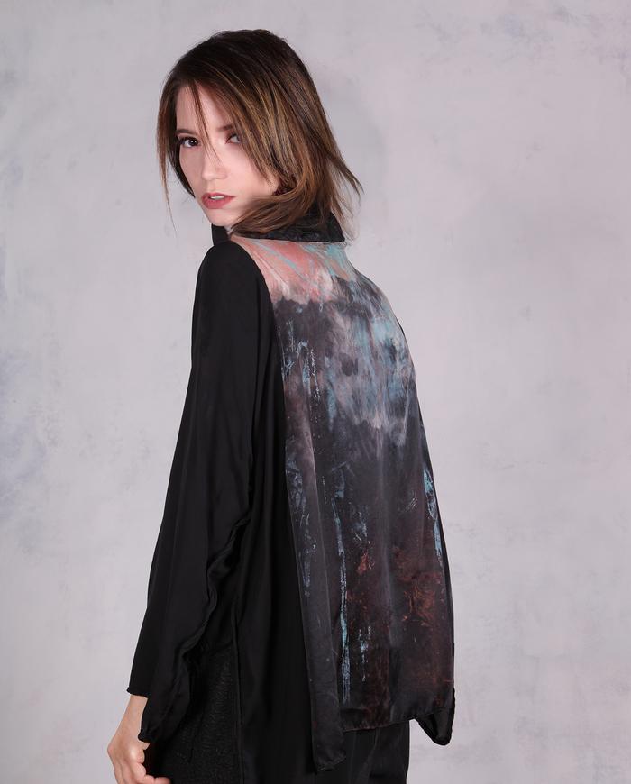 'in full swing' one size fluid silk art blouse