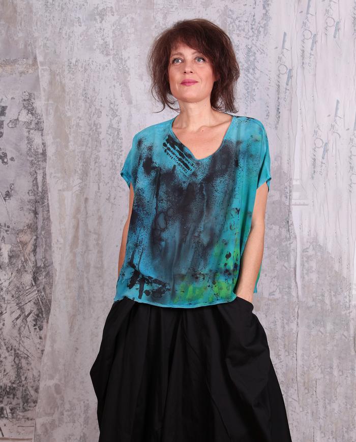 loose-fitting short hand-printed silk top