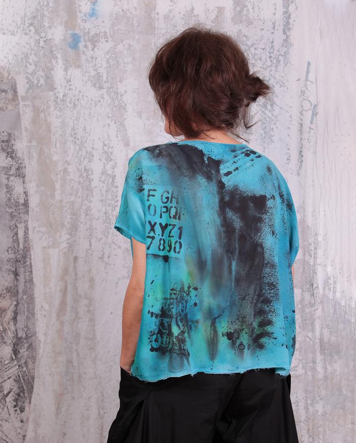 loose-fitting short hand-printed silk top