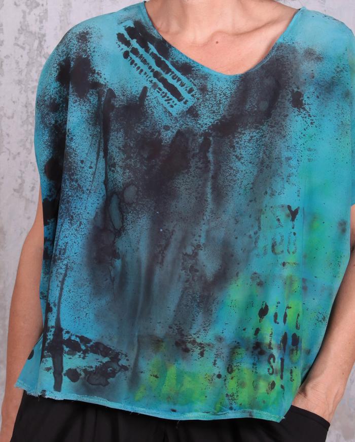 loose-fitting short hand-printed silk top