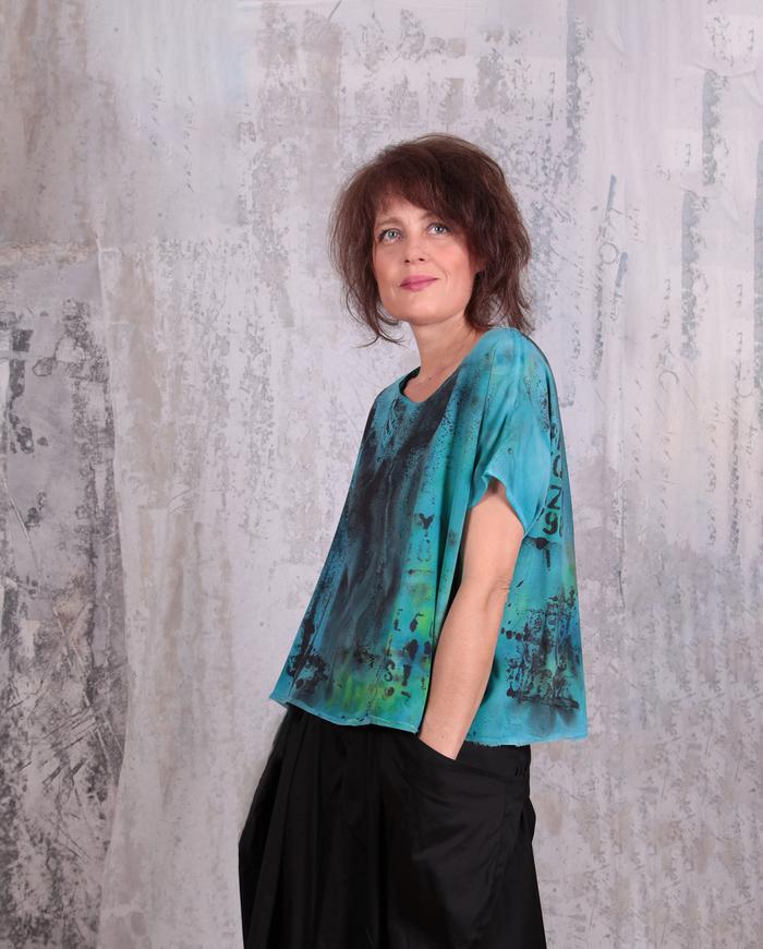 loose-fitting short hand-printed silk top