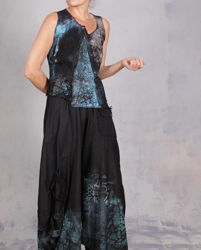 'along the turquoise pebble road' textured stretch sleeveless top