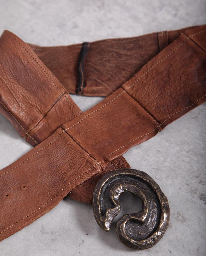'half-circles around you' cognac leather brass buckle belt