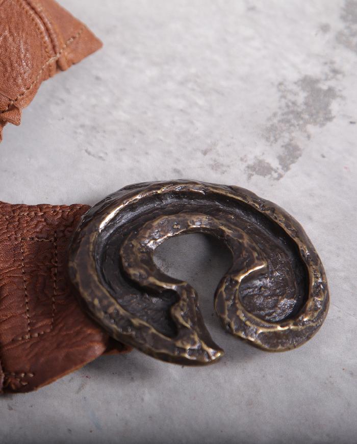 'half-circles around you' cognac leather brass buckle belt