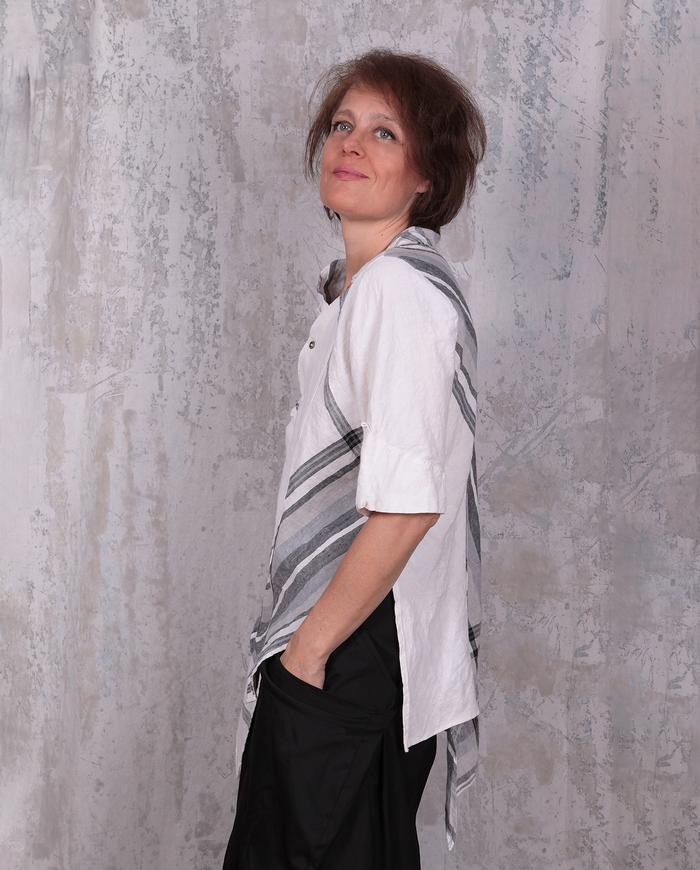 avant-garde high-low Belgian linen black and white top