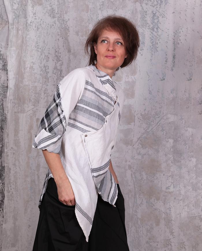 avant-garde high-low Belgian linen black and white top