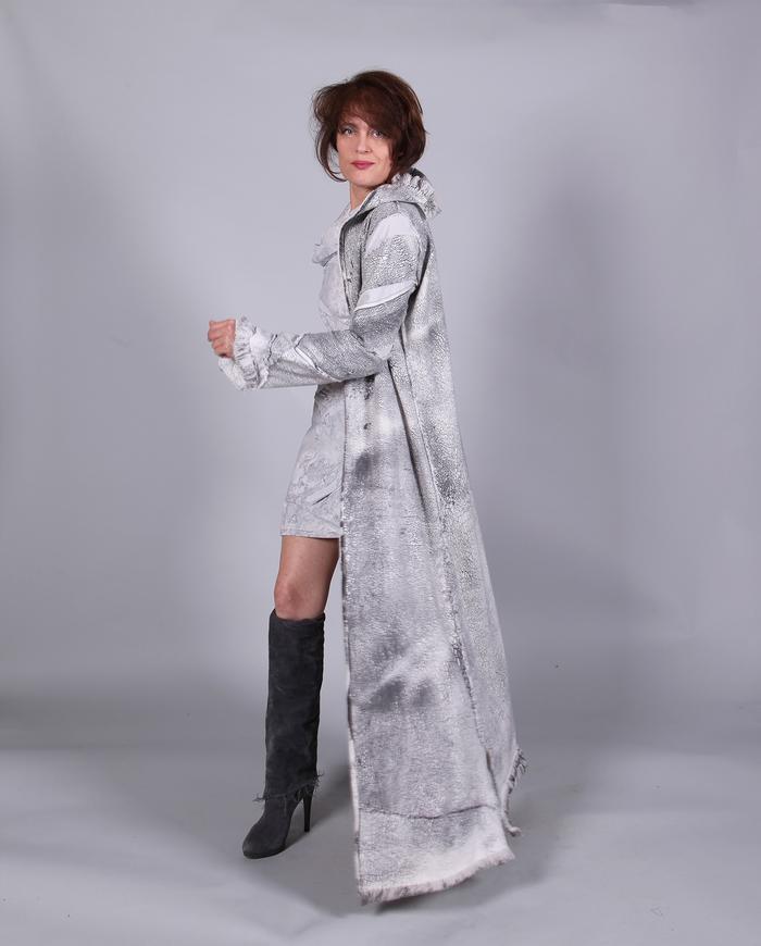 Full length crackle print b&w coat/duster