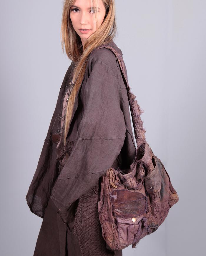 'art to carry' detailed shoulder bag in mauve