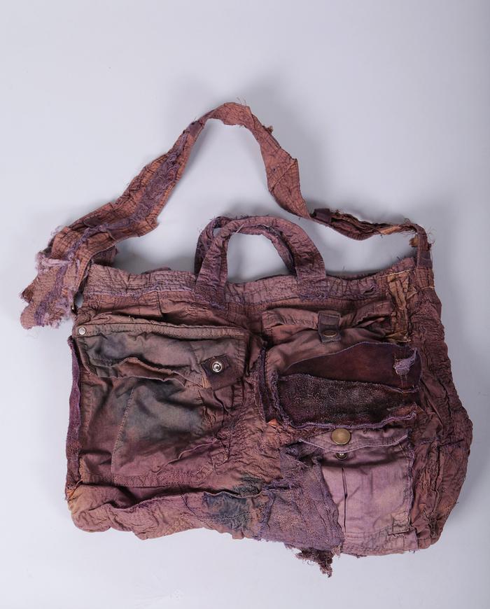 'art to carry' detailed shoulder bag in mauve