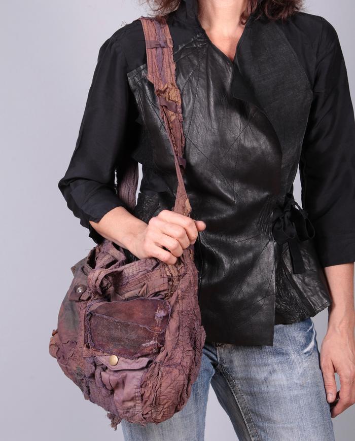 'art to carry' detailed shoulder bag in mauve