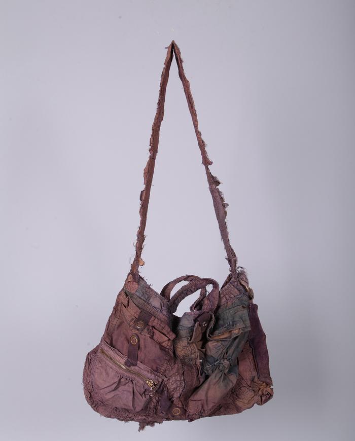 'art to carry' detailed shoulder bag in mauve