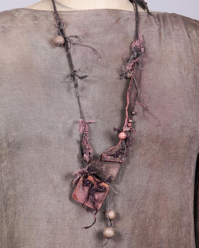 'subtle hint' leather and wood detailed necklace